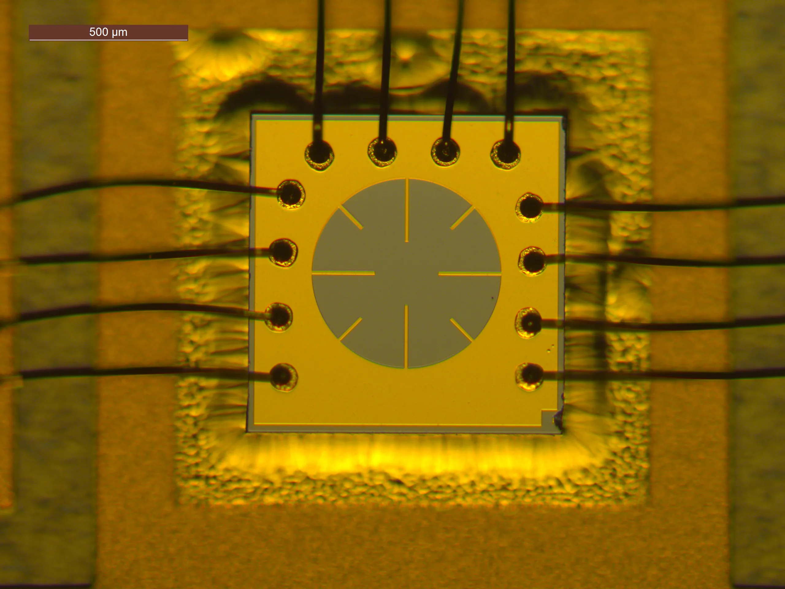 吉熙半导体实现 1.3 μm 量子点 PCSEL 200 mW 室温连续输出
